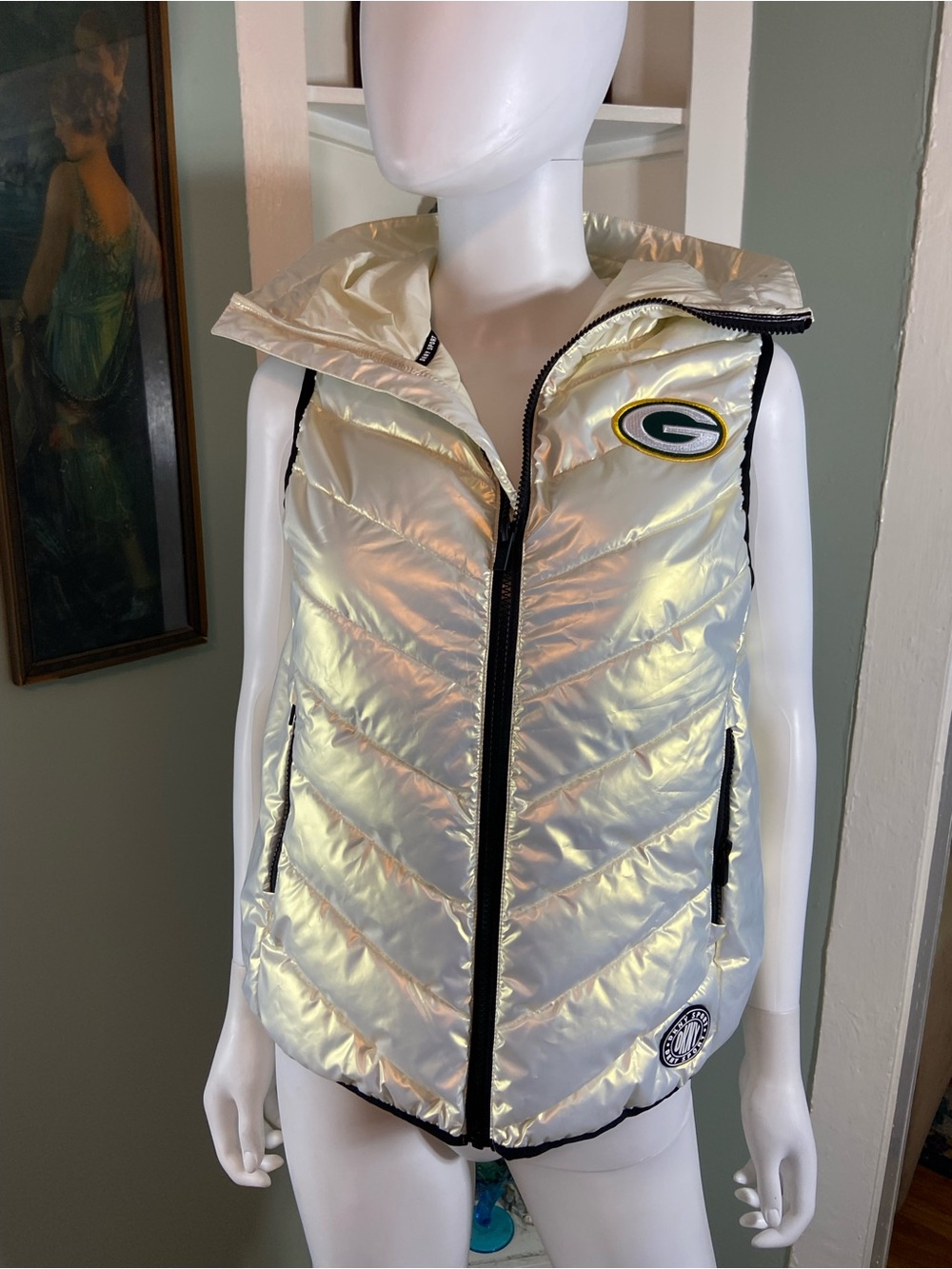 DKNY Green Bay Packers Patch Pearlescent Iridescent Hooded Puffer Vest Small A